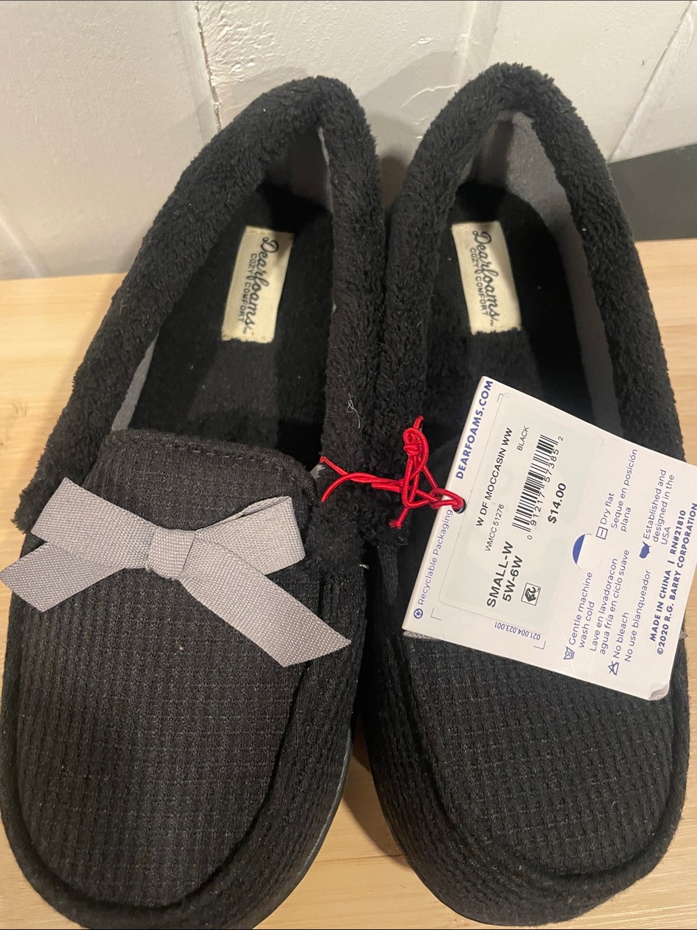 dearfoams Black Slip-On Slippers with Gray Bow women’s size small 5-6 wide